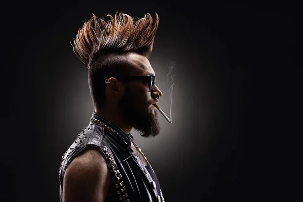 Punk rocker smoking a cigarette — Stock Photo, Image