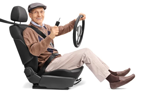 Hombre mayor con volante y llave del coche — Foto de Stock