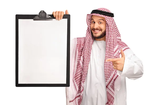 Joven árabe alegre sosteniendo un portapapeles — Foto de Stock
