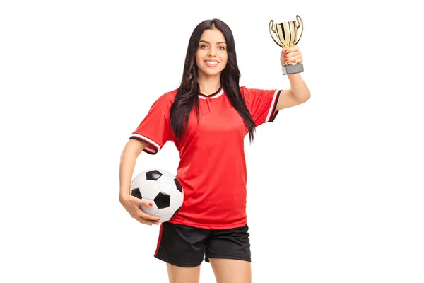 Giocatrice di calcio femminile con in mano un trofeo — Foto Stock