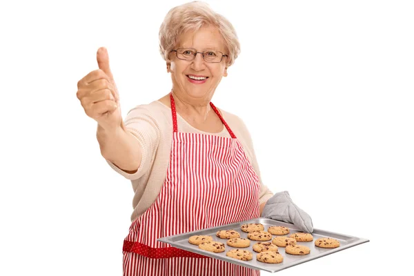 Starsza Pani gospodarstwa chocloate chip cookies — Zdjęcie stockowe