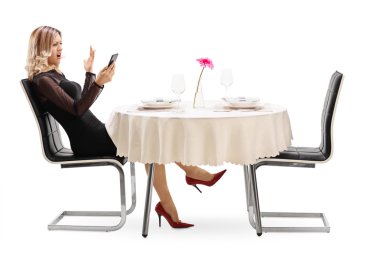 Randevusu için bekleyen memnun kadın 