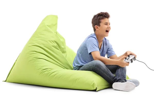 Chico alegre jugando videojuegos — Foto de Stock