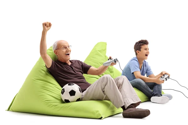 Sernior homem jogando jogos com o neto — Fotografia de Stock