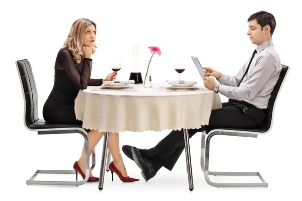 Uttråkad kvinna på en date med en man — Stockfoto