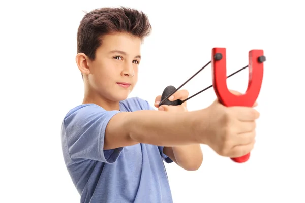 Boy firing a rock from a slingshot — Stock Photo, Image