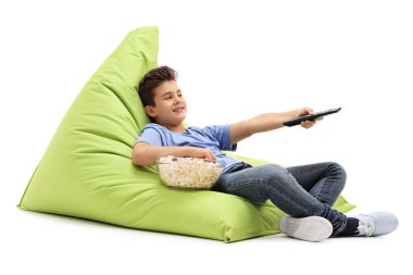 TV izlerken, patlamış mısır yemek küçük çocuk 