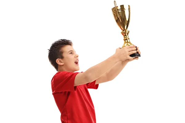 Atleta júnior alegre levantando um troféu — Fotografia de Stock