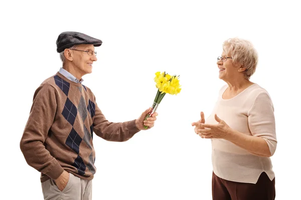 Senior mannen att ge blommor till en dam — Stockfoto