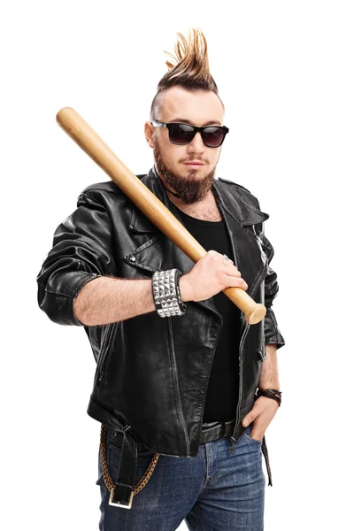 Punk, drží baseballovou pálkou — Stock fotografie