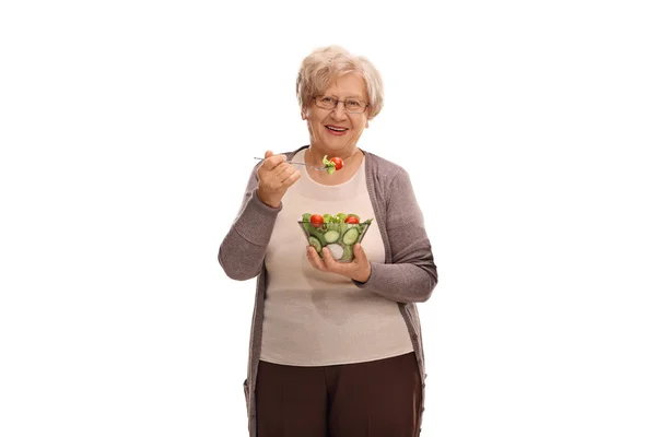 Starší žena jíst salát — Stock fotografie