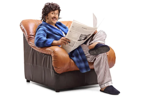Człowiek, czytanie gazety w pozycji siedzącej na fotelu — Zdjęcie stockowe