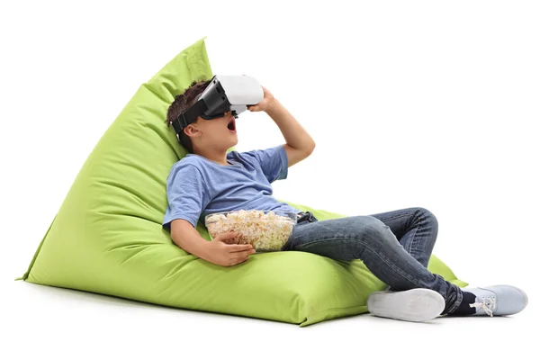 Erstaunt kleiner Junge schaut in vr Brille — Stockfoto