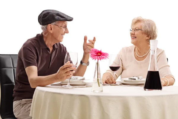 Пожилая пара наслаждается романтическим свиданием — стоковое фото