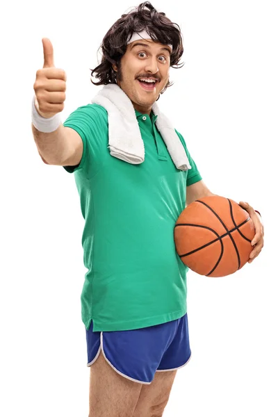 Ragazzo retrò che tiene un pallone da basket e pollice in su — Foto Stock