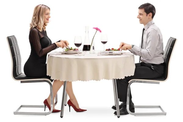 Młody mężczyzna i kobieta jedzenie na randkę — Zdjęcie stockowe