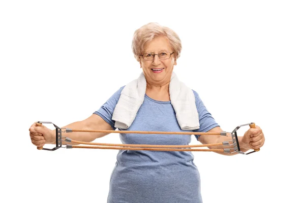 Пожилая женщина, упражняющаяся с полосой сопротивления — стоковое фото
