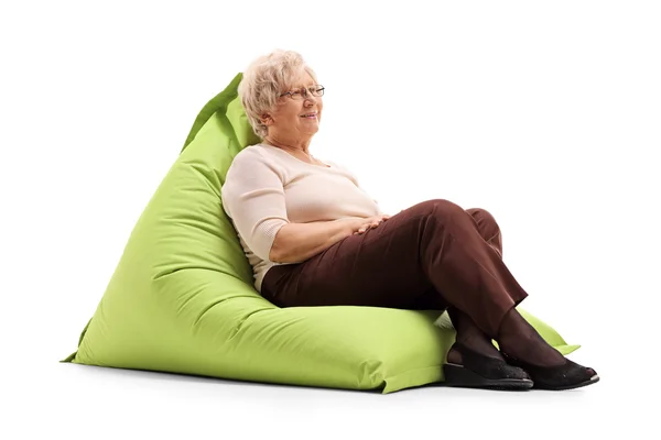 Uvolněné dáma sedí na beanbag — Stock fotografie
