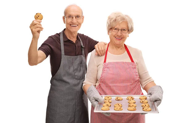 Pareja mayor posando con galletas caseras — Foto de Stock