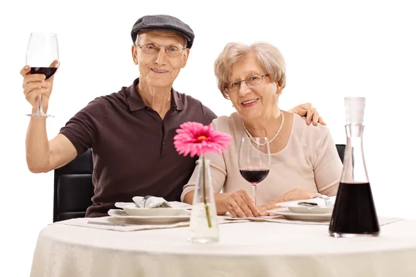 Couple sénior posant à une date — Photo