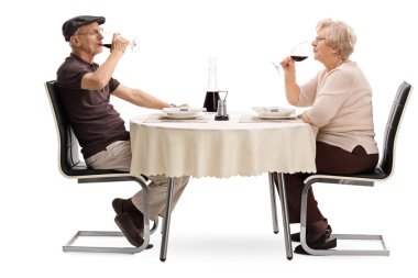 Yaşlı çift bir tarihte şarap içme