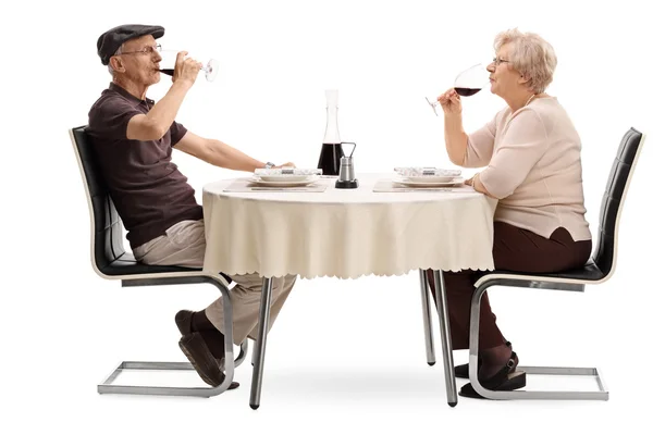 Couple âgé buvant du vin à une date — Photo