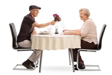 Olgun adam karısına çiçek vererek