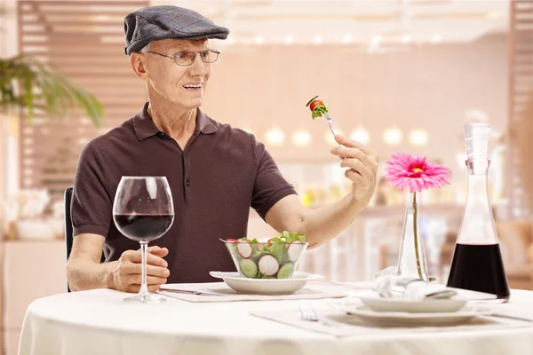 Volwassen man kijken naar een salade in walging — Stockfoto