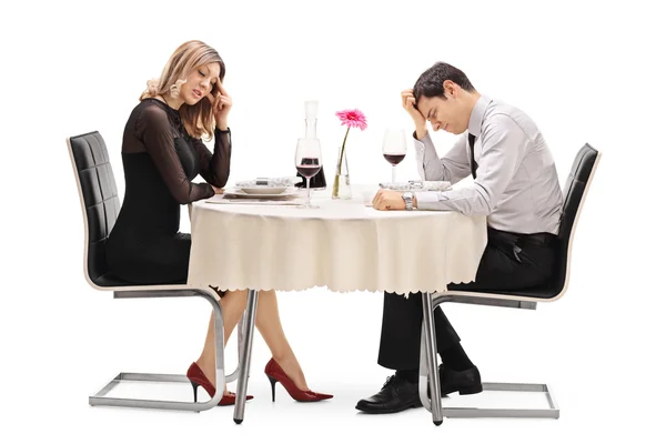 Bir masada oturan ve birbirleri ile savunarak bir çift — Stok fotoğraf