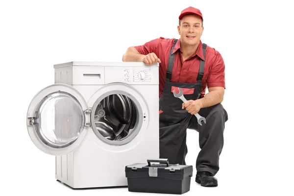 Repairman repairing a washing machine — Stock Photo, Image