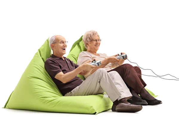 Casal de idosos jogando videogames — Fotografia de Stock