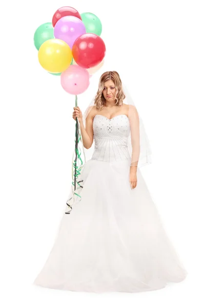 悲伤的新娘拿着一束气球 — 图库照片