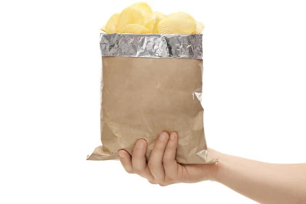 Рука с пакетом чипсов — стоковое фото