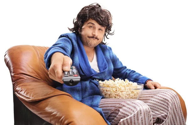 Ragazzo annoiato cambiare i canali in TV — Foto Stock