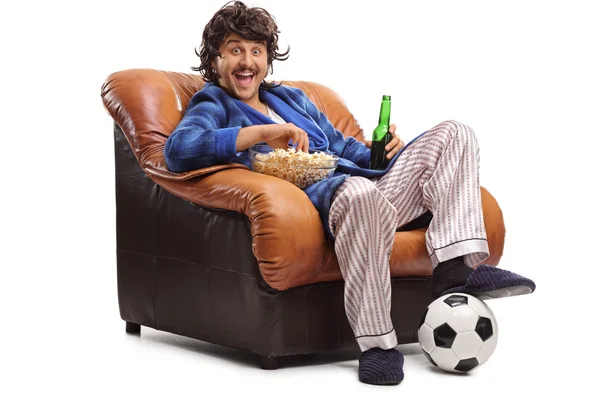 Homem alegre assistindo futebol na TV — Fotografia de Stock