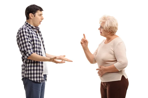 Молодой человек спорит со зрелой женщиной — стоковое фото