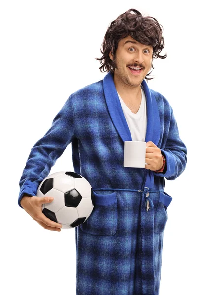 Hombre sosteniendo una pelota y una taza de café —  Fotos de Stock