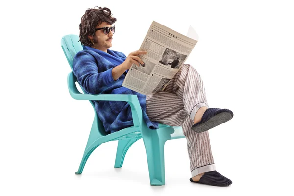 Hombre leyendo un periódico —  Fotos de Stock