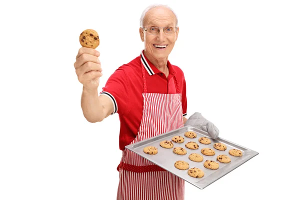 Senior férfi mutatja a házi süti — Stock Fotó