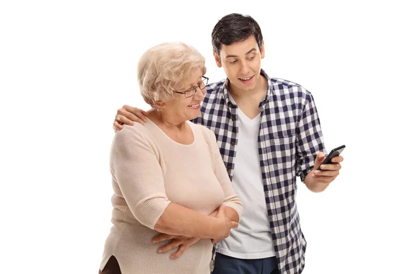 Homme aidant sa mère avec le téléphone portable — Photo