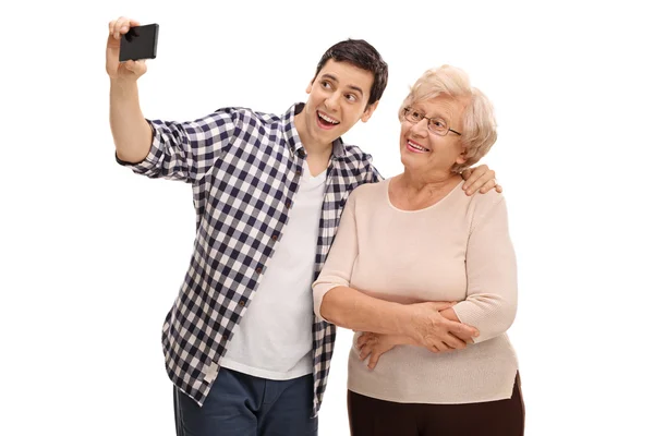 Man selfie met zijn grootmoeder — Stockfoto