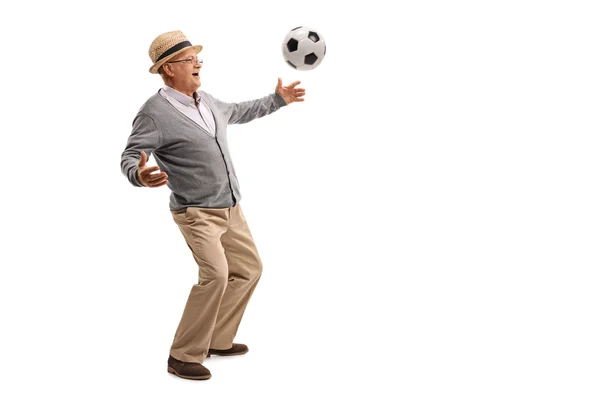 Caballero mayor jugando fútbol — Foto de Stock