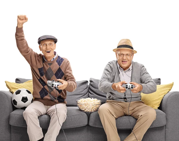 Senior mannen afspelen van video game — Stockfoto