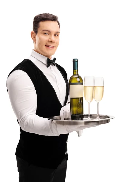 Garçom segurando vinho e dois copos — Fotografia de Stock