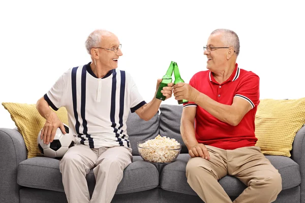 Idosos amigos assistindo um jogo e beber cerveja — Fotografia de Stock