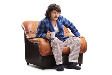 Huysuz adam kahvesini içiyor 