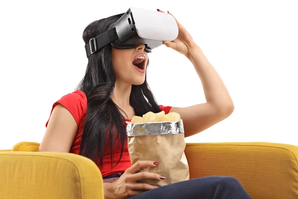 Mujer mirando en gafas VR — Foto de Stock