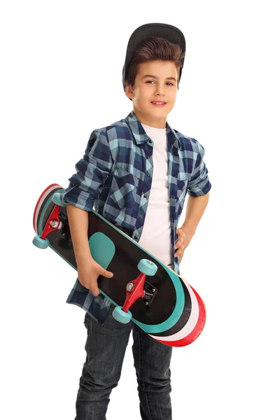 Skater boy posa con uno skateboard — Foto Stock