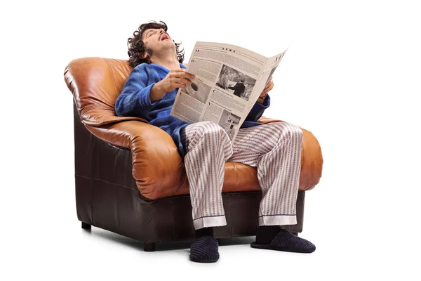 Joven durmiendo en un sillón — Foto de Stock