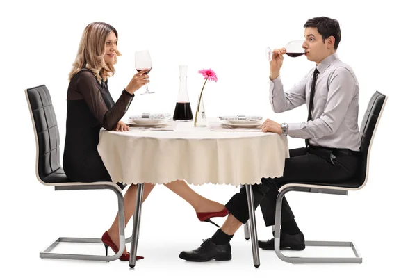 Mujer tocando a un hombre debajo de la mesa — Foto de Stock